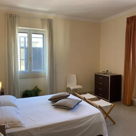 Palazzo Mongio מלון דירות 2*